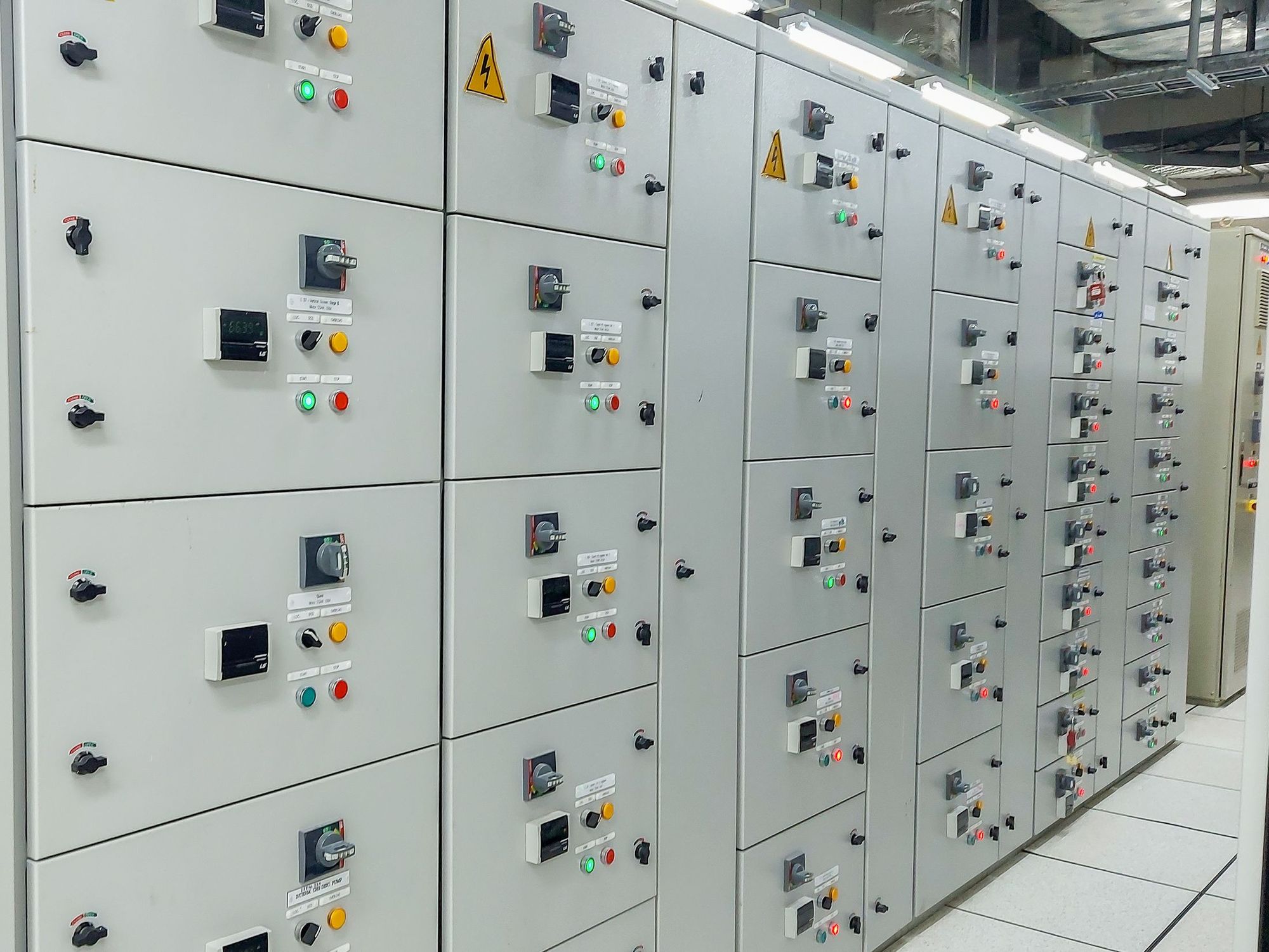 Motor control center lineup