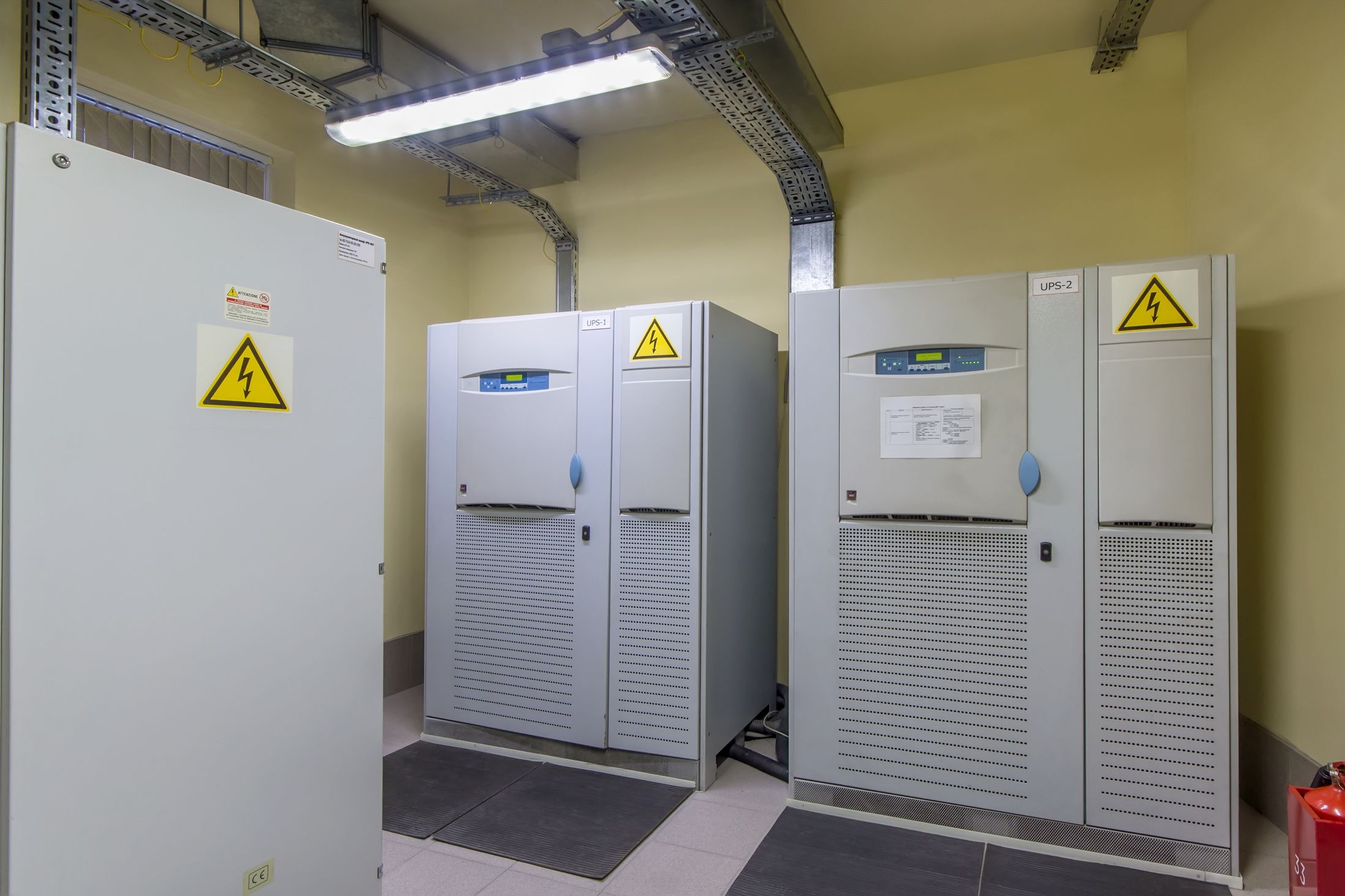 Enclosed AC/DC power conversion equipment